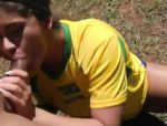 Brasilianisches Fussballbabe leckt seinen harten Schwanz im Freien #8
