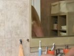 Eine sehr sexy Kathia Nobili saugt immer sehr gerne in einer Toilette #2
