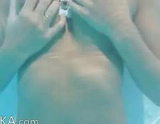 Die freche Undine räkelt sich bei orgasmi völlig nackt im Pool #4