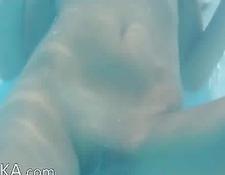 Die freche Undine räkelt sich bei orgasmi völlig nackt im Pool #6