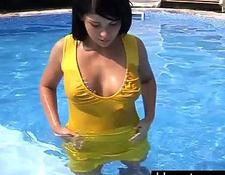 Teenie Girl Allisa fickt sich mit dem Dildo am Pool #1