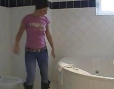 Ein geiles und williges Luder wird nach der Dusche so richtig hart beim Sex rangenommen #2