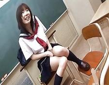 Junge, japanische Schulmädchen zeigen sich hemmungslos bei der Selbstbefriedigung #5