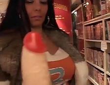 Im Sex-Shop bekommt eine erfahrene MILF ihre Muschi gevögelt #4