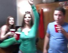 Betrunkene College-Teenager machen eine Party-Orgie im Wohnheim #3