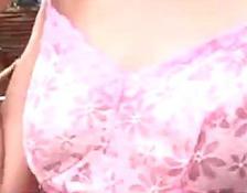 Erfahrene Asiatin in rosafarbenem Kleid zeigt ihren Prachtkörper #2