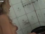 Zwei schlanke Mädchen befriedigen sich gegenseitig im Badezimmer. Mit dem sexy Mädchen namens Bella #2