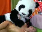 Eine blonde Teenager mit kleinen sexy Titten Angel bekommt Vergnügen von einem Panda Bär #4