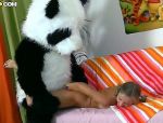 Eine blonde Teenager mit kleinen sexy Titten Angel bekommt Vergnügen von einem Panda Bär #7