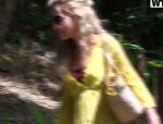 Eine sehr heiße und sexy blonde Tiffany spaziert in dem Wald und trifft einen Kerl mit schmalen Schwanz und saugt ihn und fickt ihn hart #3