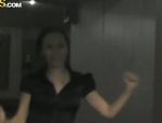 Verführerische Amateur Brünette Natasha in schwarzem Dress hat Spass mit einem langhaarigen Kerl am Pooltisch #2