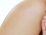 Eine süße brünette Taylor Vixen genießt sich berühren in ihrer rasierten Muschi mit geilen Titten #6