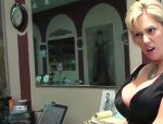 Heiße und blonde Milf erregend gibt einen Blick ihrer großen natürlichen Brüste in der Kamera in einem Geschäft #5
