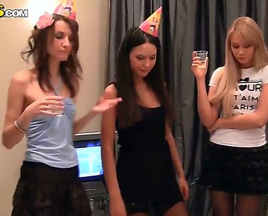 Katarina, Lindsey und Natalie haben drei junge Studenten zu ihrer Party eingeladen