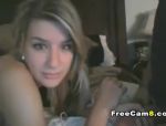 Eine sehr nette blonde Amateurin macht einen Blowjob und spielt mit ihrer Muschi #3