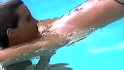 Sexy Lesben ziehen sich aus und spielen im Swimmingpool miteinander #6