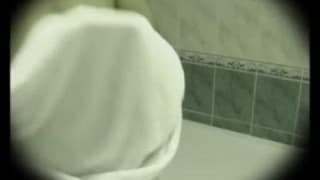Junge Frau masturbiert in der Dusche #7
