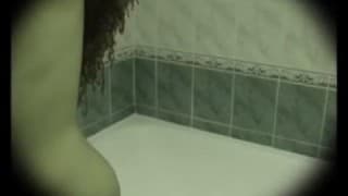 Junge Frau masturbiert in der Dusche #8