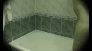 Junge Frau masturbiert in der Dusche #3