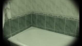 Junge Frau masturbiert in der Dusche