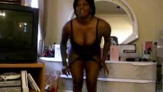 Eine schwarze Frau tanz in Unterwäsche für uns #2