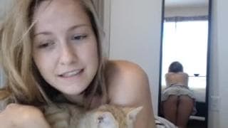Sie spricht mit ihrem Freund nackt vor Webcam