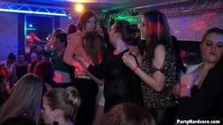 Live-Porno im Club und jeder ist notgeil #3