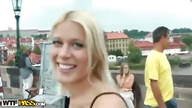 Tourismus mit einer sexy Blondine