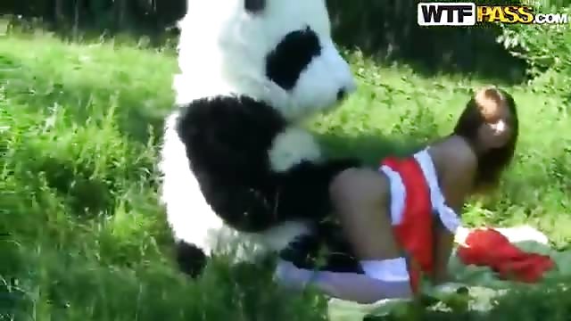 Rotkäppchen fickt einen Panda in den Wald #5