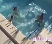 Teenagerin im Pool flachgelegt #1