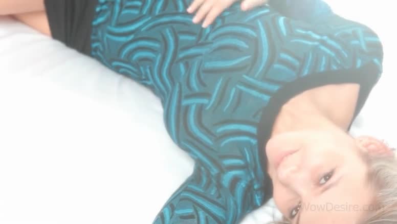 Schamlose Teenagerin befriedigt ihre liebeshungrige Muschi in ihrem Bett #1