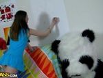 Junges Luder in Kniestrüpfen bläst ihrem Freund im Pandakostüm einen Plastikpenis #21
