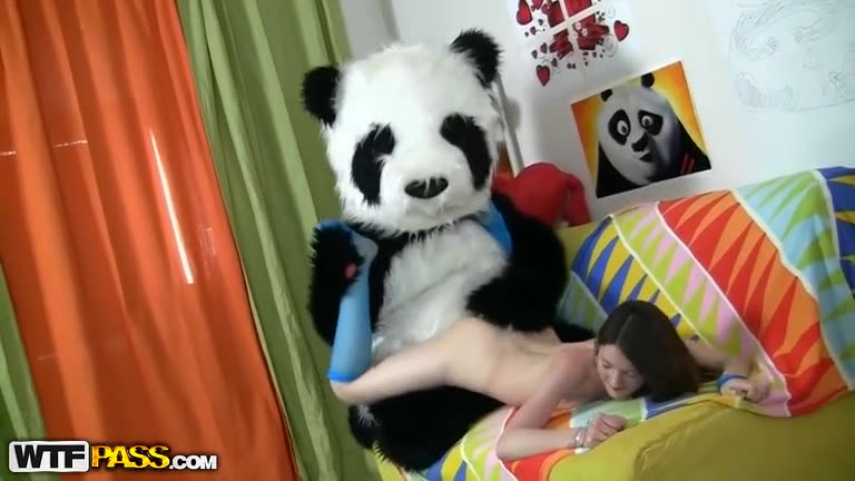 Junges Luder in Kniestrüpfen bläst ihrem Freund im Pandakostüm einen Plastikpenis #18