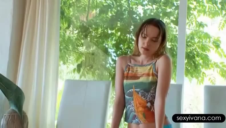 Die junge Ivana spielt im Unterwäsche an ihrer nassen Möse herum #8
