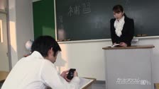Die japanische Lehrerin Miku Ohashi gibt einem Schüler in der Klasse einen Blowjob #2