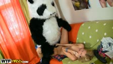 Die junge Sveta fickt mit ihrem riesigen ausgestopften Pandabären #5