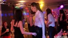 Eine Gruppe von geilen Frauen verlieren ihre Hemmungen in einem Nachtclub