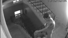 Sicherheitskamera filmt Paar, das in der Eingangshalle fickt #4