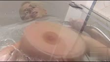 Köstliche Blondine schüttelte ihre riesigen natürlichen Titten in der Dusche #2