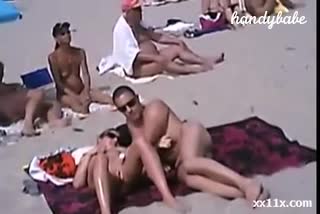 Amateur Ficken am Strand inkl. Abspritzen Pärchen treiben es am Strand schön #1