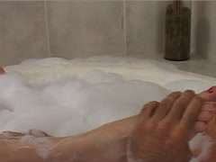 Er verwöhnt die Füße der sexy Oma in der Badewanne #7