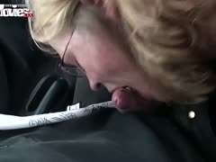 Sexgeile Milf wird im Auto gefickt #8
