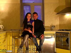 Brünette Amateur Emmy wird in der Küche gefickt #1