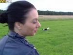 Große Titten in Freier Natur - Vollbusiges, brünettes Mädchen zeigt ihre Möpse #21