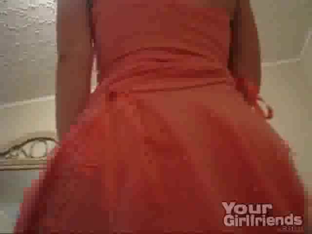 Eine schöne Pussy hebt ihr Kleid auf und zeigt uns einen Tanz vor der Webcam #11