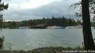 Zwei fesche Stecher ficken eine alte Großmutter in der Nähe eine Sees #3