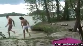 Zwei fesche Stecher ficken eine alte Großmutter in der Nähe eine Sees #6