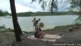 Zwei fesche Stecher ficken eine alte Großmutter in der Nähe eine Sees #8