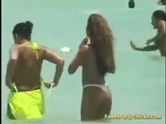Niedliche Partygirls zeigen ihre großen, weichen Titten am Strand #3