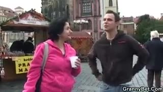 Alte Großmutter stürzt sich gierig auf einen Schwanz #3